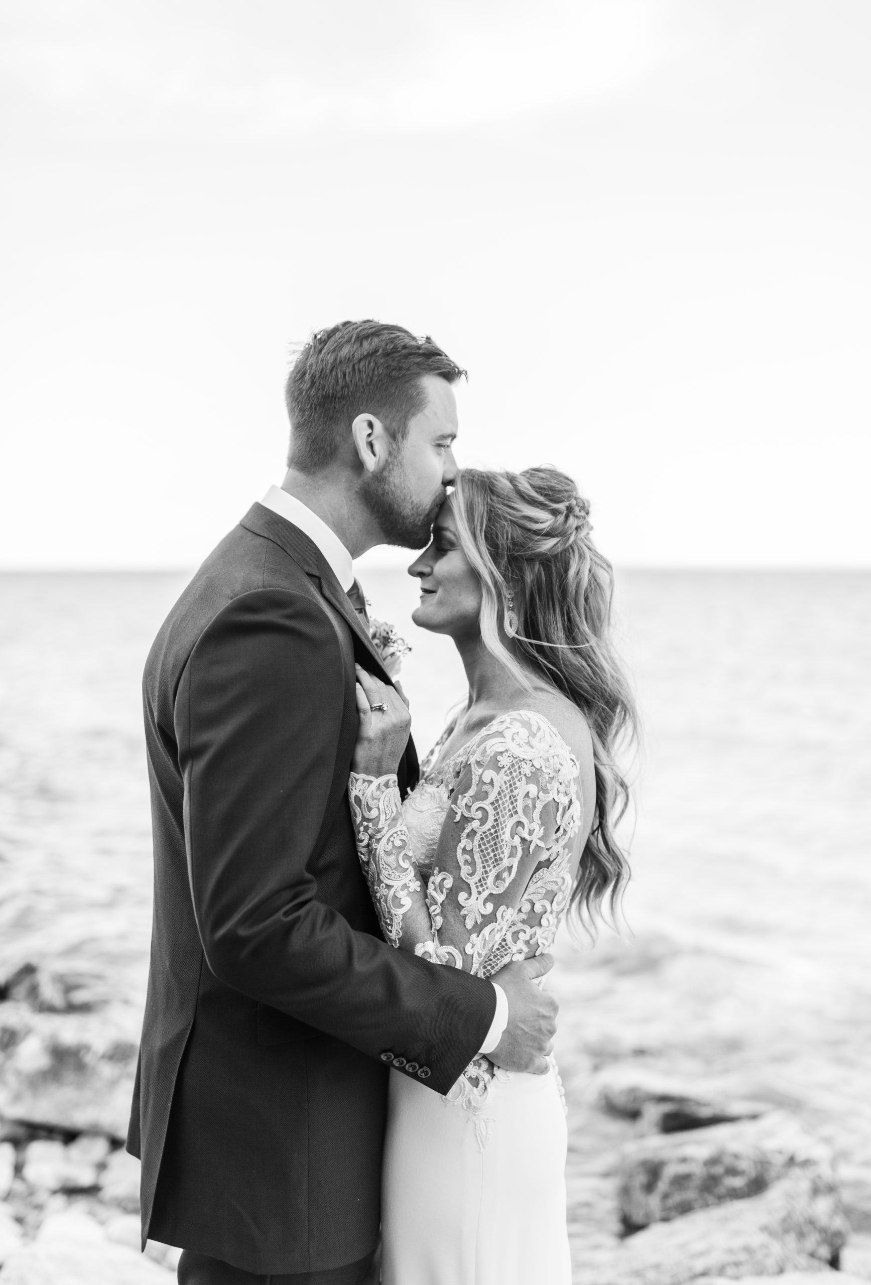 bride and groom kissing wedding photos at Lake Michigan 
