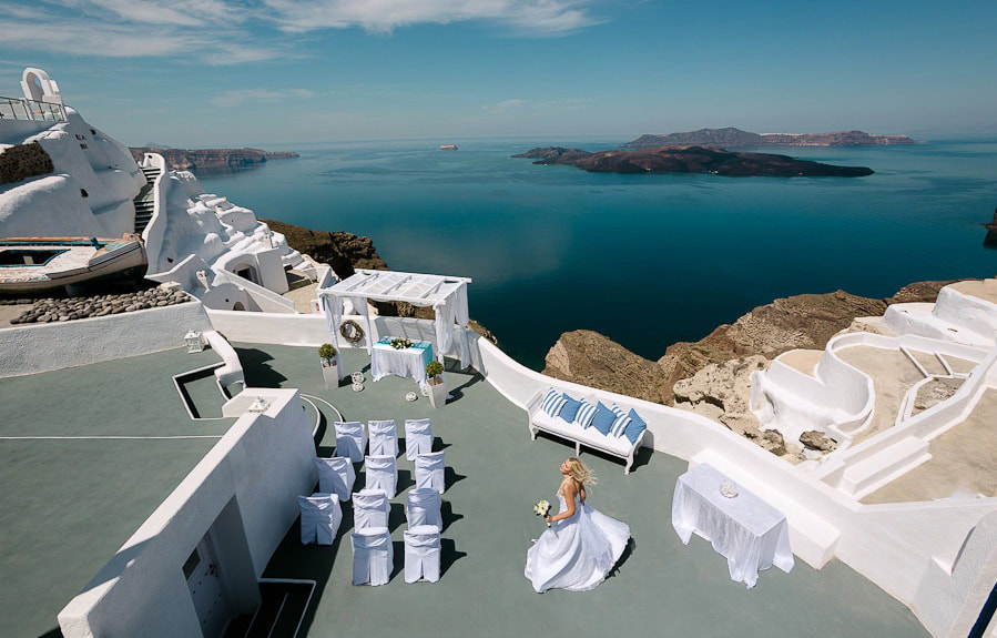 Santa Irni Santorini wedding venue overlooking ocean on caldera